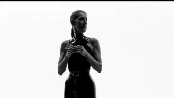 Hebilla rectangular de cinturón negro usada por Celine Dion en Celine Dion - Courage (Video Oficial)