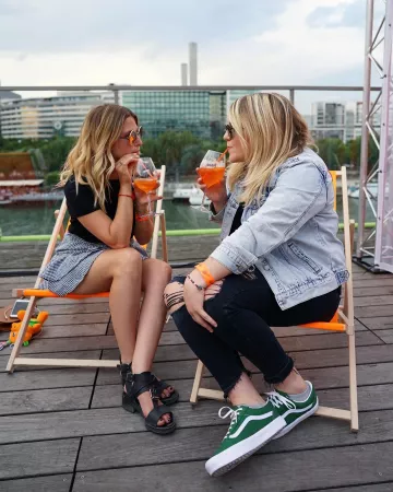 The Vans Old Skool green by Lola Dubini on the account Instagram of @loladubini