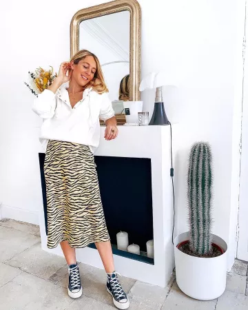 La falda midi de cebra que lleva Charlene en la cuenta de Instagram de @thebabooshka
