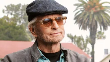 Séquito de 7 gafas de sol Beacon 10-20 Crystal Yellow usadas por Sandy Kominsky (Michael Douglas) en The Kominsky Method (S01)