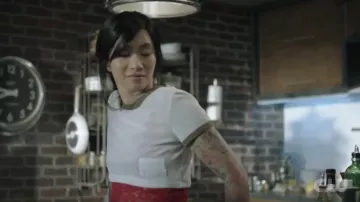 Helmut lang Mesh Baby Ringer Tee usado por Grace Choi (Chantal Thuy) en Black Lightning Temporada 03 Episodio 05