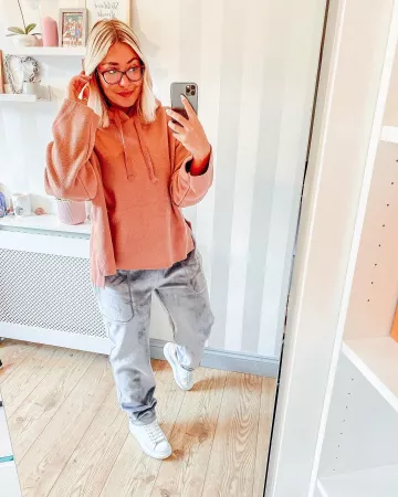 Zapatillas blancas oversize de Danielle French en la cuenta de Instagram @itsdaniellesjourney