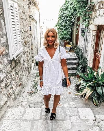 Mini Vestido Blanco de Danielle French en la cuenta de Instagram @itsdaniellesjourney