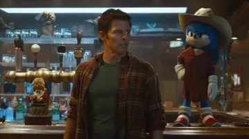 Dark Green Cotton T-Shirt worn by Tom Wachowski (James Marsden) in Sonic the Hedgehog