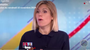 The polo slim stretch cotton navy, 3/4 sleeves, and crocodile logo embroidered tone-on-tone Laura Tenoudji in Télématin the 15.11.2019