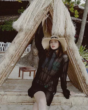 Maillot de bain 2 pièces bleu clair porté par Lisa sur le compte Instagram de @lalalalisa_m