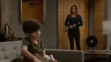 Sandro Green Rib Sweater usado por Chelsea Lawson Newman (Melissa Claire Egan) como se ve en The Young and the Restless 13 de noviembre de 2019