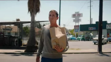 Gris Pull porté par Ken Miles (Christian Bale) en Ford / Ferrari