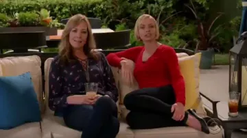 Chloé Lau­ren Scal­loped Leather Bal­let Flats worn by Jill Kendall (Jaime Pressly) in Mom Season 7 Episode 7