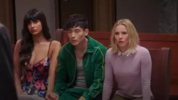 J Crew Suéter de cuello redondo de cachemira de manga larga en Smoky Wisteria usado por Eleanor Shellstrop (Kristen Bell) en The Good Place Temporada 4 Episodio 8