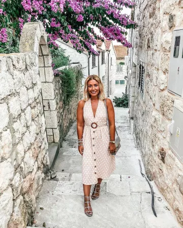 Vestido de sol de Danielle French en la cuenta de Instagram @itsdaniellesjourney