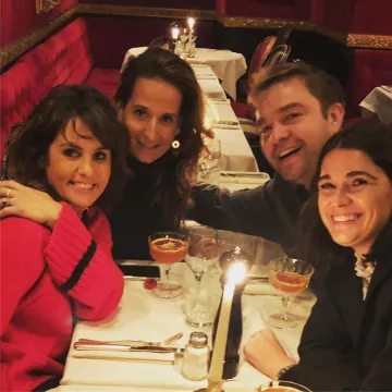 Le pull à capuche en laine Rouge de Faustine Bollaert sur le compte Instagram de @faustinebollaert