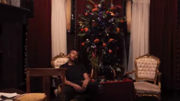 Amiri Black MX1 pañuelo angustiado detalle jeans slim fit de YBN Cordae en el video musical YBN Cordae - Nightmares Are Real (feat. Pusha T) [Video Oficial]