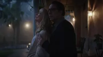 Cardigan long beige porté par Theresa Gardner (Joely Richardson) dans Color Out of Space