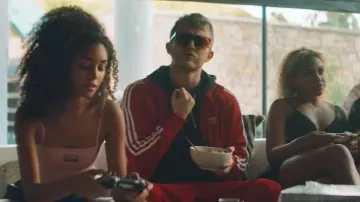 La veste de survêtement Adidas Rouge de Vald dans son clip Ce monde est cruel
