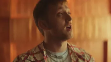 La chemise imprimée Gucci orange de Vald dans son clip Ce monde est cruel
