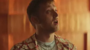 La chemise imprimée Gucci orange de Vald dans son clip Ce monde est cruel