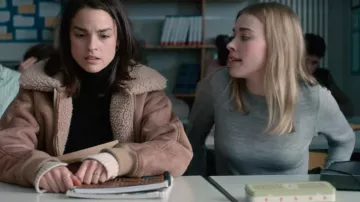 Chaqueta de aviador beige de Lea Herst (Luise Befort) en Nous, La Vague (S01E04)