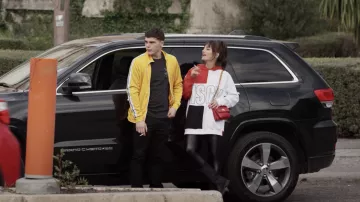 La sudadera amarilla con cremallera con rayas Damiano Younes (Riccardo Mandolini) en Baby (S02E02)