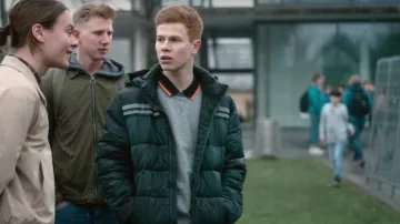 Chaqueta Green Down de Lasse (Leon Seidel) en We, The Wave (S01E01)