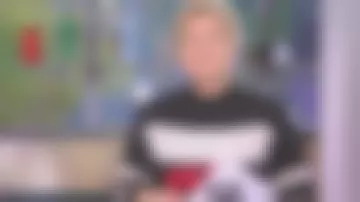 Le pull PARIS de Anne-Élisabeth Lemoine dans C à vous le 15.11.2019