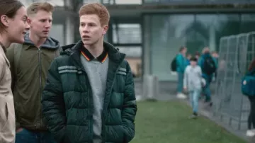 Polo con cuello rayado de Lasse (Leon Seidel) en Nosotros, La Ola (S01E01)