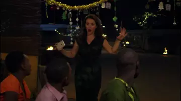 Robe noir de Kate (Kristin Davis) dans Un safari pour Noël