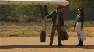 The brown hat made of felt Derek (Rob Lowe) in A safari for Christmas