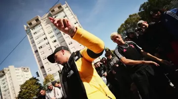 La Doudoune Jaune The north face portée par RK dans Larry - Woin Woin (Clip officiel) ft. RK