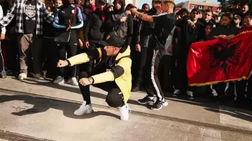 Le jogging noir porté par RK dans Larry - Woin Woin (Clip officiel) ft. RK