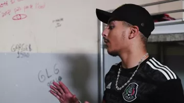 Le maillot adidas noir porté par rk dans Larry - Woin Woin (Clip officiel) ft. RK