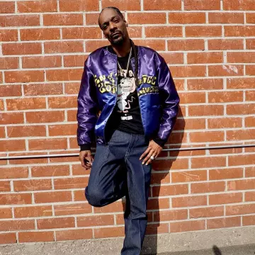 The t-Shirt Of Brains Rat "Can I Get Some" Dope Era worn by Snoop Dogg on the account Instagram of @snoopdogg 