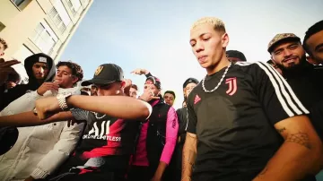 Les chaines en argent portés par rk et larry dans Larry - Woin Woin (Clip officiel) ft. RK