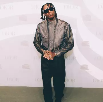 Le blouse en toile métallisée Dior porté par Joey Bada$$  sur le compte Instagram de @joeybadass 