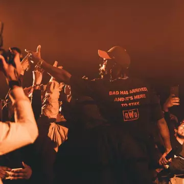 Le t-Shirt Noir NWO porté par Joey Bada$$  sur le compte Instagram de @joeybadass 