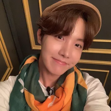 Hat berret brown Kangol worn by J-Hope, on the account Instagram of @bts_jhope