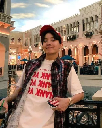 T-shirt Thank You reverse worn by J-Hope, on the account Instagram of @bts_jhope