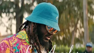Sombrero de cubo Kangol azul de T-Pain en Tory Lanez y T-Pain - Jerry Sprunger (Video Musical Oficial)