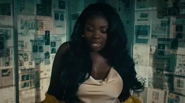 Top de capucha de seda blanca de Megan Thee Stallion en Megan Thee Stallion x VickeeLo – Ride Or Die [Video Oficial]