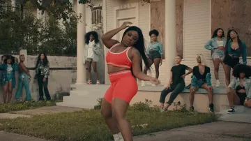 Pantalones cortos de bicicleta naranja en Megan Thee Stallion x VickeeLo – Ride Or Die [Video Oficial]
