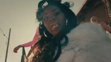 Chal de piel blanca de Vickeelo en Megan Thee Stallion x VickeeLo – Ride Or Die [Video Oficial]