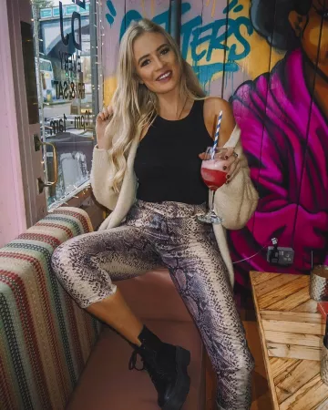 Asos Black Boots of Helena en la cuenta de Instagram @helenacritchley