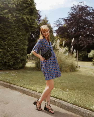 Bleu Mini Blouse Robe de Abi Milner sur l'Instagram account @abigail_janine