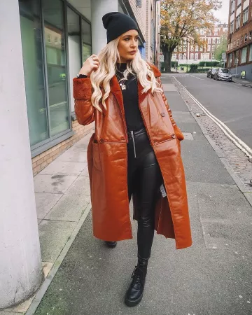 Asos Black Boots of Helena en la cuenta de Instagram @helenacritchley