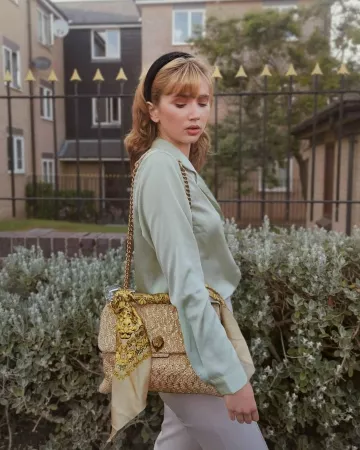 Bolso bandolera Camel Raffia de Abi Milner en la cuenta de Instagram @abigail_janine