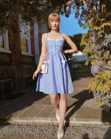 Zapatos Blancos Tacones de Abi Milner en la cuenta de Instagram @abigail_janine