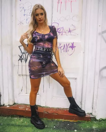 Botas Negras de Helena en la cuenta de Instagram @helenacritchley