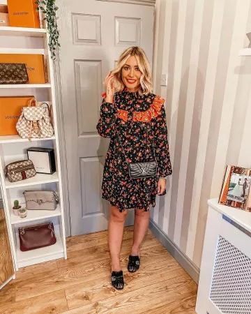 Vestido de manga larga de Danielle French en la cuenta de Instagram @itsdaniellesjourney