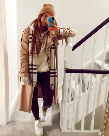 Bufanda Clásica de Burberry en Check In White de Beth Bartram en la cuenta de Instagram @beth_bartram