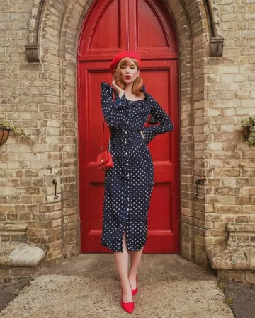 Vestido con cinturón de volantes de Abi Milner en la cuenta de Instagram @abigail_janine